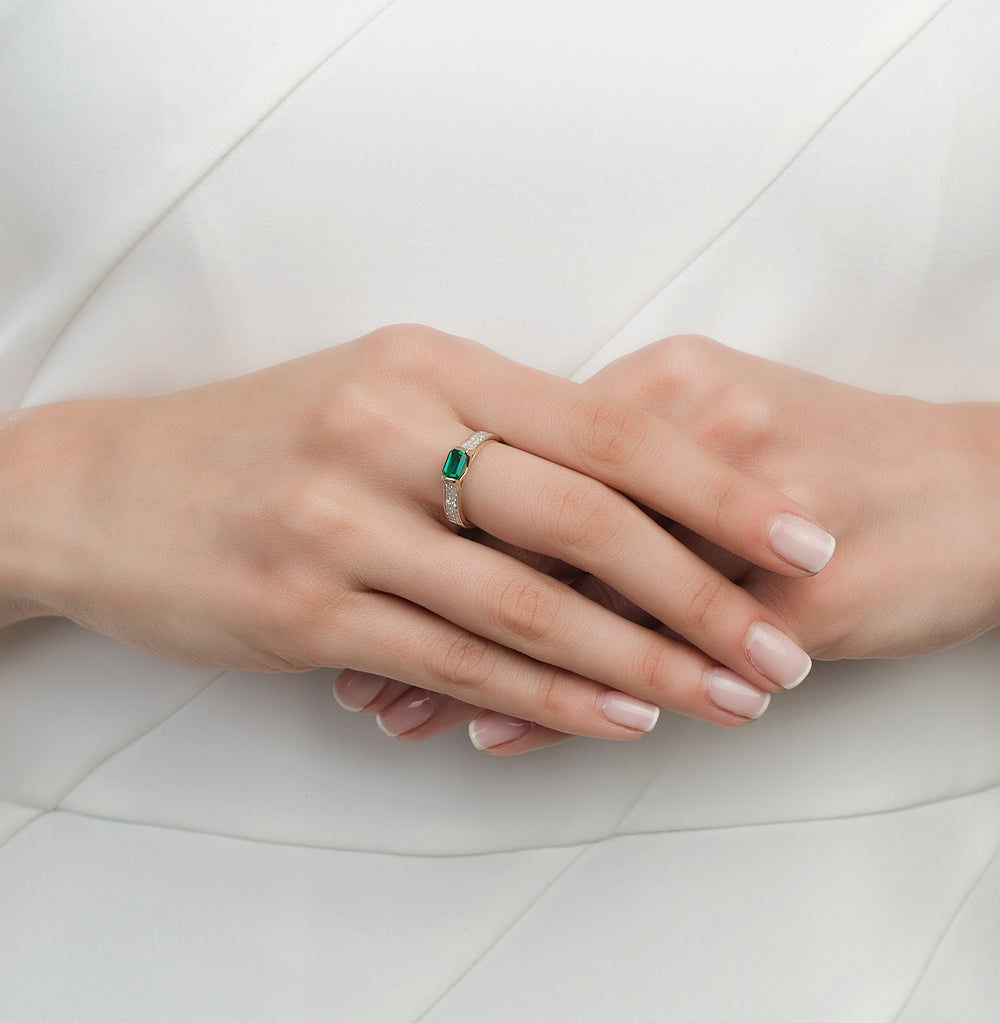 Gold Ring with Emerald and Diamonds Sunlight